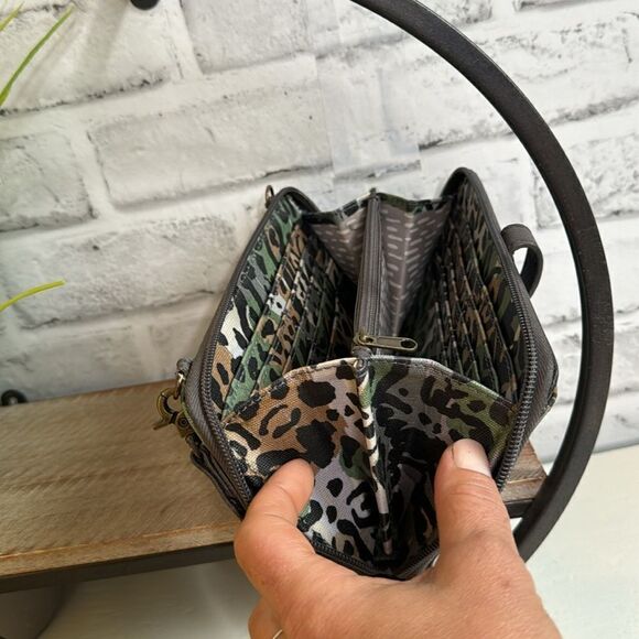 Sakroots Large Smartphone Wallet Wristlet Crossbody (Slate Spotted Wildlife) - Picture 7 of 8